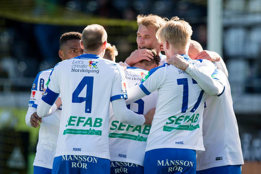 Norrköpings Sebastian Andersson jublar och omfamnas