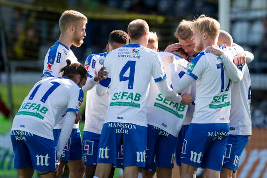 Norrköpings Sebastian Andersson jublar och omfamnas