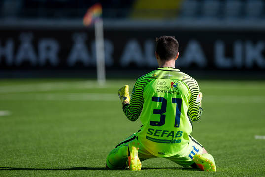 Norrköpings målvakt Michael Langer jublar