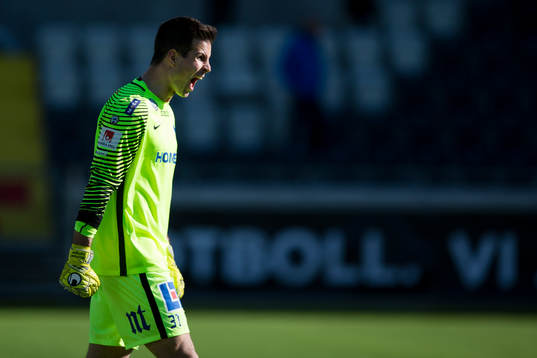 Norrköpings målvakt Michael Langer jublar