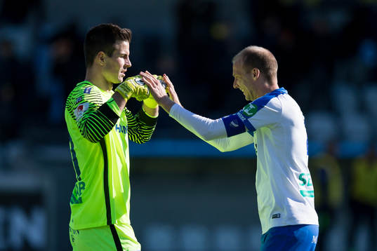 Norrköpings målvakt Michael Langer jublar ihop med