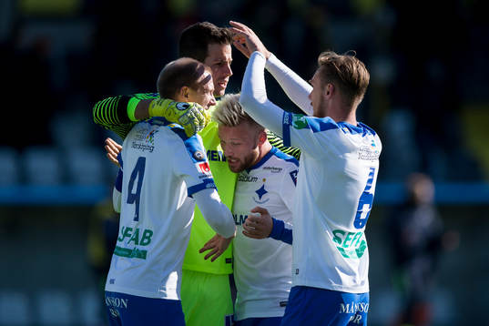 Norrköpings målvakt Michael Langer jublar ihop med