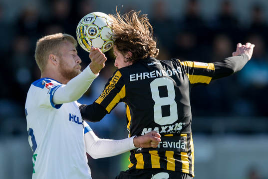 Norrköpings Filip Dagerstål i nickduell med Häckens Erik