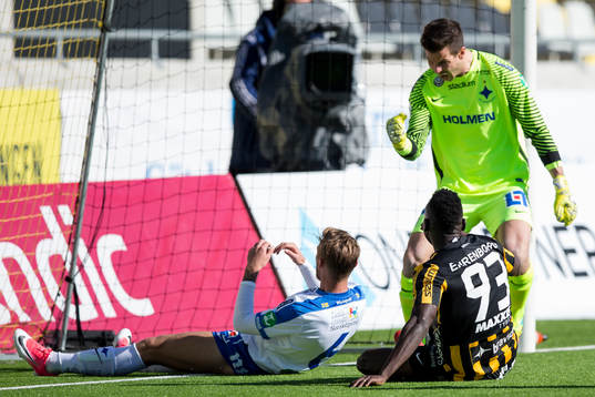 Norrköpings målvakt Michael Langer jublar över sin