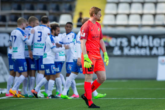 Häckens målvakt Christoffer Källqvist deppar