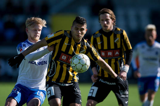Norrköpings Karl Holmberg mot Häckens Paulinho