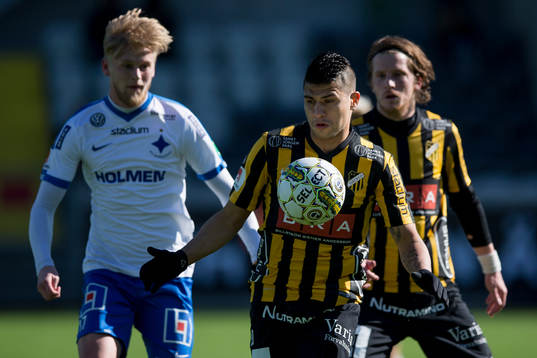 Norrköpings Karl Holmberg mot Häckens Paulinho