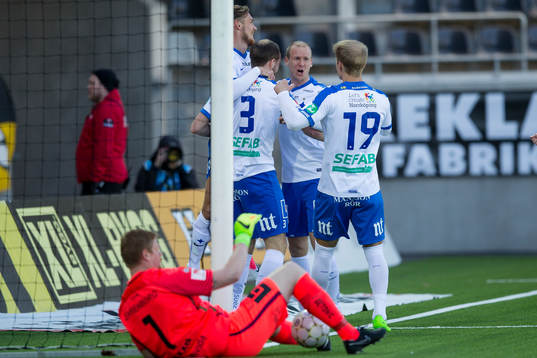 Norrköpings Jon Gudni Fjoluson jublar med lagkamrater