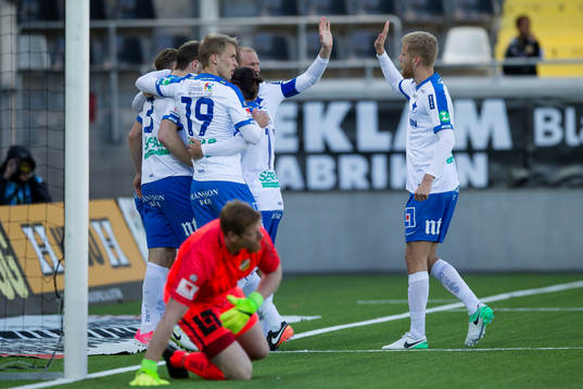 Norrköpings Jon Gudni Fjoluson jublar med lagkamrater