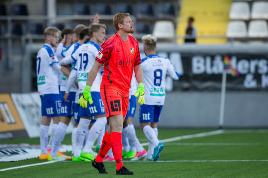 Norrköpings Jon Gudni Fjoluson jublar med lagkamrater