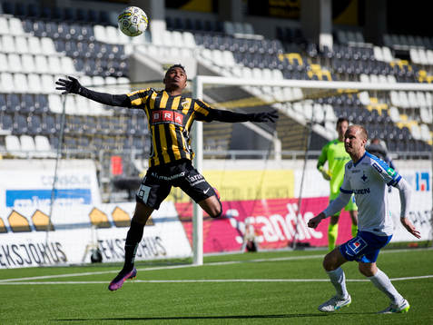 Häckens Nasiru Mohammed före Norrköpings Andreas