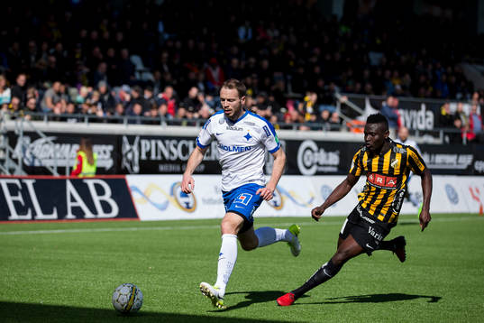 Norrköpings Jon Gudni Fjoluson före Häckens Alhassan