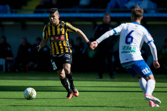 Häckens Paulinho mot Norrköpings Linus Wahlqvist