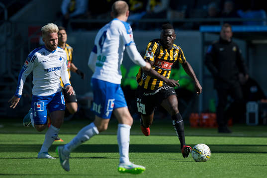 Norrköpings Nicklas Bärkroth mot Häckens Alhassan Kamara