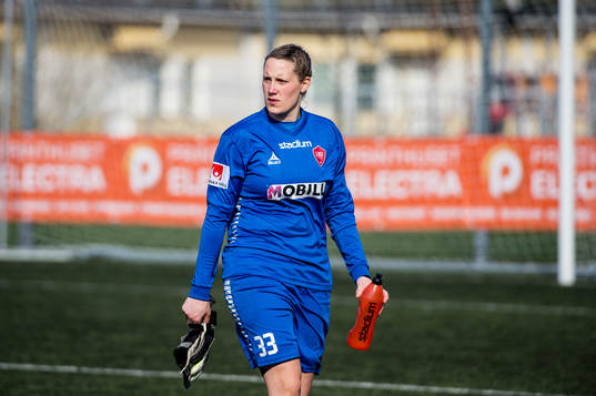 LB07s målvakt Emma Lind deppar