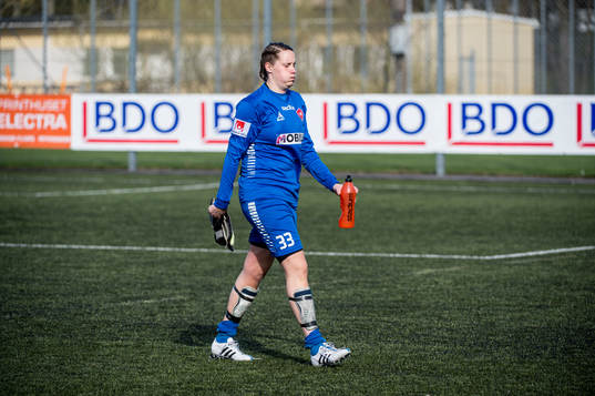 LB07s målvakt Emma Lind deppar