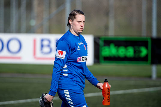 LB07s målvakt Emma Lind deppar