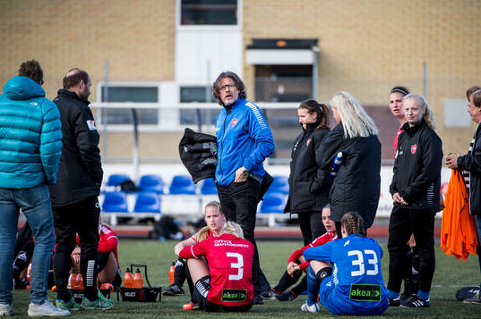LB07s tränare Sven Sjunnesson deppar med spelarna