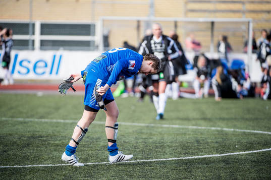 LB07s målvakt Emma Lind deppar