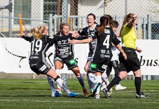 Piteås Hanna Pettersson jublar med Elin Bragnum, Lotta