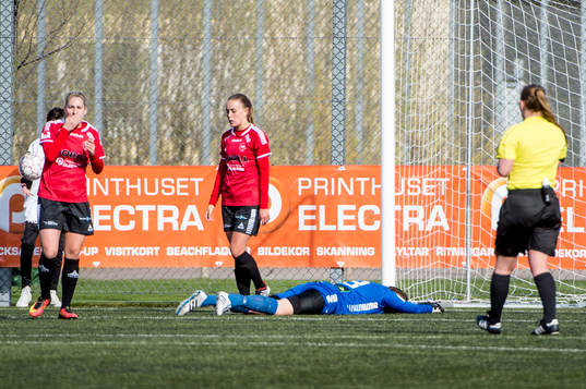 LB07s målvakt Emma Lind deppar