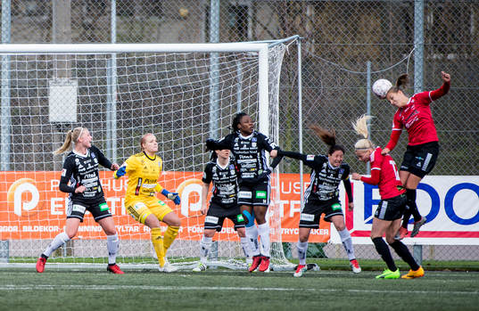 LB07s Anna Björk Kristjánsdóttir gör 1-0 på Piteås