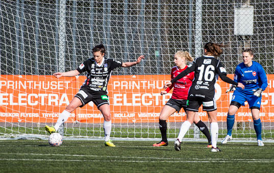 Piteås Hanna Pettersson gör 1-1 på LB07s målvakt Emma