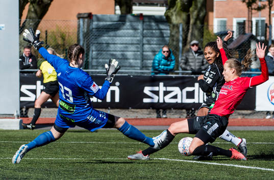 Piteås Madelen Janogy mot LB07s målvakt Emma Lind och