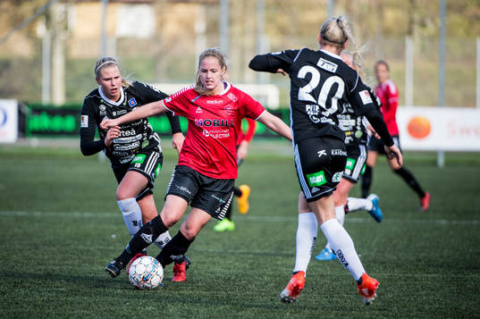 LB07s Michaela Johnsson mot Piteås Ellen Löfqvist och