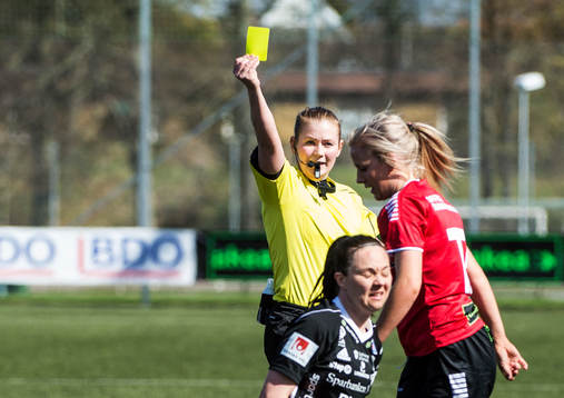 Domaren Laura Rapp höjer det gula kortet