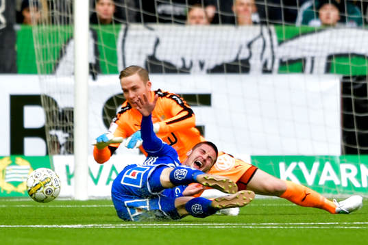 Hammarbys målvakt Ögmundur Kristinsson i en duell med
