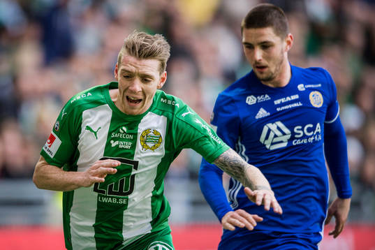 Hammarbys Birkir Már Saevarsson faller i en duell mot
