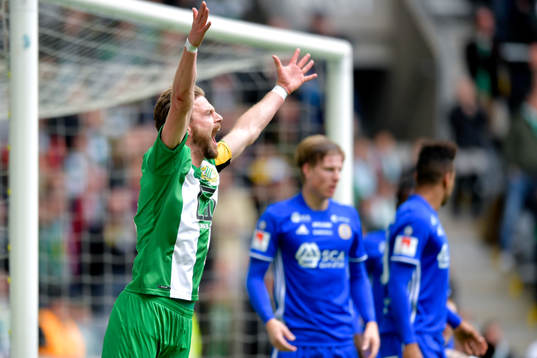 Hammarbys Arnór Smárason reagerar