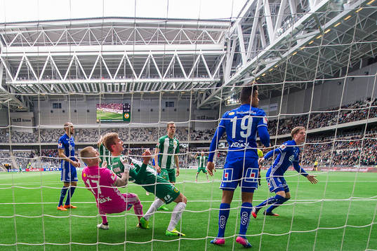 Sundsvalls målvakt Tommy Naurin i en duell med Hammarbys