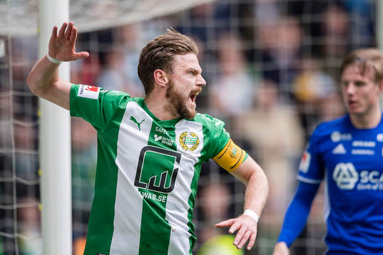 Hammarbys Arnór Smárason reagerar mot domaren