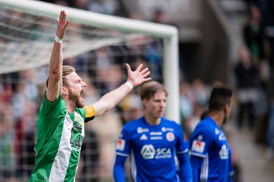 Hammarbys Arnór Smárason reagerar mot domaren