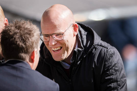 Sundsvalls tränare Joel Cedergren hälsar på Hammarbys