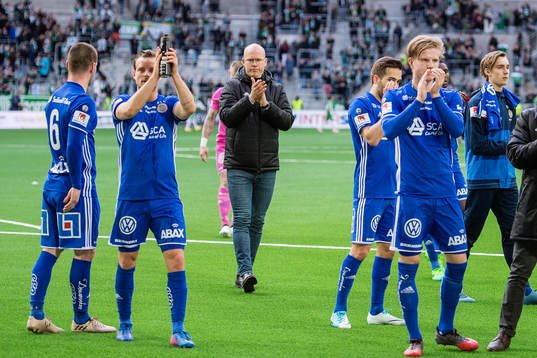 Sundsvalls spelare och tränare Joel Cedergren tackar