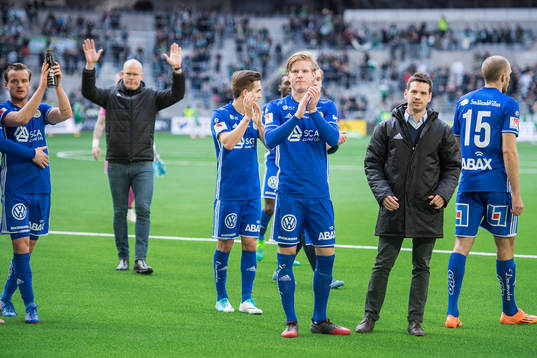 Sundsvalls spelare och tränare Joel Cedergren tackar