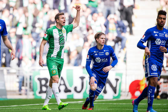 Hammarbys Richard Magyar reagerar mot domaren