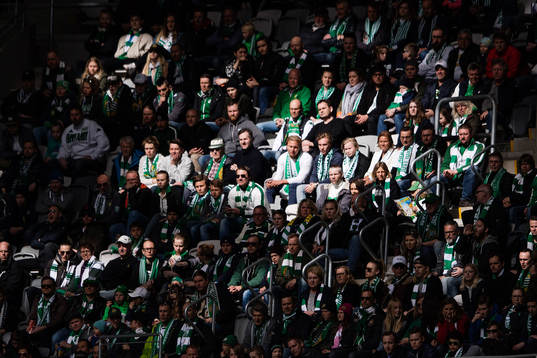 Hammarbys supportrar följer spelet på Tele2 arena