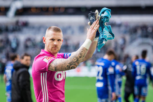 Sundsvalls målvakt Tommy Naurin tackar publiken