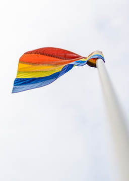 Generell bild en hörnflagga i regnbågsfärgerna