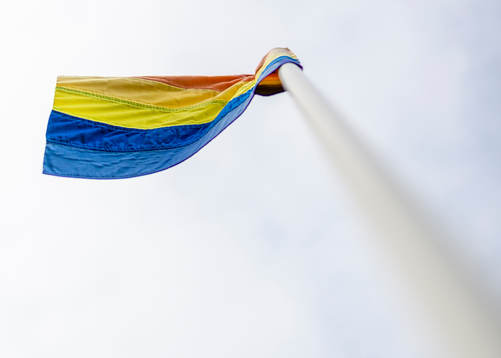 Generell bild en hörnflagga i regnbågsfärgerna