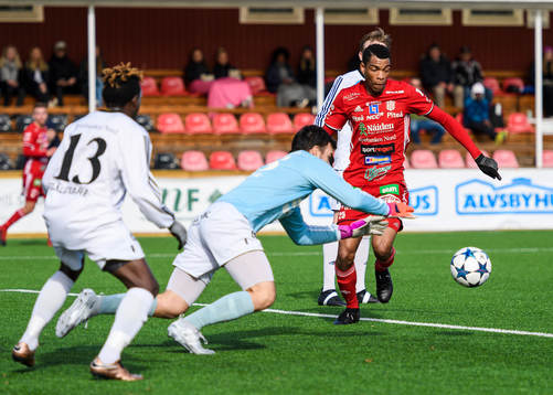 Piteås Kraig Rochester försöker nå bollen innan