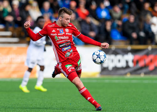 Piteås Alex Naylor avlossar ett skott