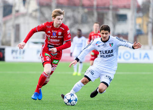 Piteås Gustav Nordh med bollen