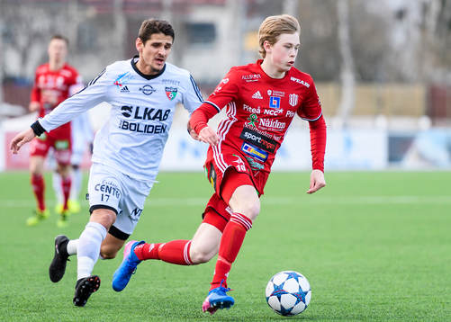 Piteås Gustav Nordh med bollen