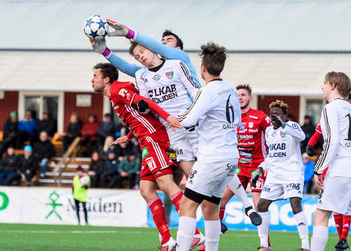 Gällivare/Malmbergets målvakt Uros Poljanec fångar en