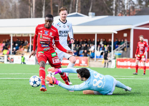 Piteås Moses Duckrell försöker gå runt